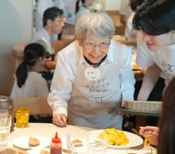 店員がオーダーを忘れても、みんなが笑顔のレストラン。「注文をまちがえる料理店」が見せる、あたたかい世界【2025年回顧】