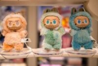 ラブブがFIFAワールドカップと驚きのコラボ。トロフィーを持ったぬいぐるみやペンライトなど発売【4月3日から】