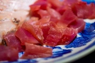 マグロに「白っぽい点」⇨寄生虫です。「真珠みたい」「脂肪の塊？」SNSで目撃情報、魚の身がドロドロに