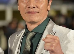 遠藤憲一、そっくりな愛犬の“ツンデレ対応”にお手上げ⇨「エンケンさんが2人いる」「人間同士のやり取りw」と爆笑