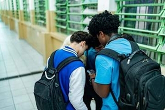 「ワンクリックで教師を裸にできる現状」学校で広がる「ヌード化」AI画像の脅威　英最新調査が警鐘