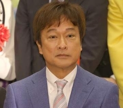 太川陽介、埼玉・深谷の“特製いちご大福“に舌鼓⇨創業130年の老舗が、バスサミットの楽屋に差し入れ