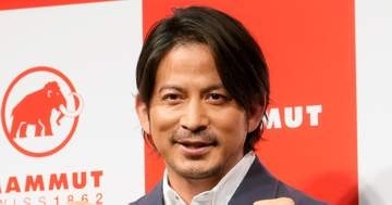 岡田准一、中島健人に“壁ドン”されるも“技”をかけていた「ハグより締め技に見える」「背中折ろうとしてる？」