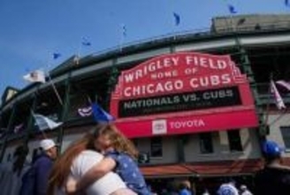 大リーグ球場に巨大なネズミが乱入。選手ベンチ前を駆け抜け恐怖に陥れる