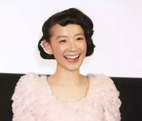 篠原ともえ、手作りのロングドレスに絶賛続出。「ドレープ使いが見事」「習いたい」の声【2025年回顧】