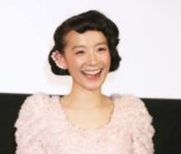 篠原ともえ、手作りのロングドレスに絶賛続出。「ドレープ使いが見事」「習いたい」の声【2025年回顧】