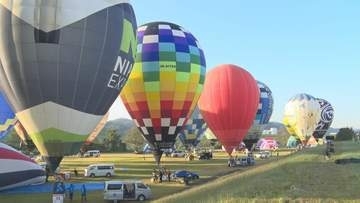 色とりどりの熱気球が爽やかな秋空を彩る　一関・平泉バルーンフェスティバル開幕　岩手