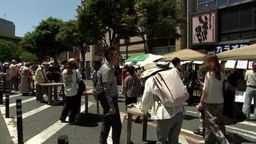 普段は車やバスで混み合う主要道路でビールや串焼きを楽しむ！　今年初開催「もりおか駅前　開運ホコテン」