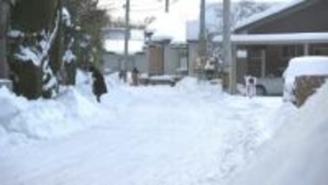 県内冬型の気圧配置　雪かきに追われる姿も　秋田新幹線運転見合わせなど大雪による交通障害に注意　岩手