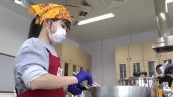 「トマトクリームパスタ」と「ホイル焼き」の2品を調理　岩手県産サーモンを使った親子料理教室