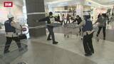 「イオンモール盛岡南で不審者訓練　リニューアル後初の実施　刃物を持って暴れる犯人役にさすまたで取り押さえる」の画像1