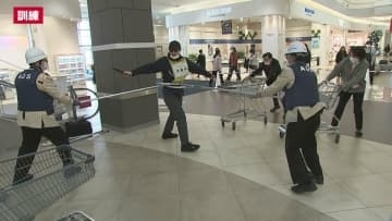 イオンモール盛岡南で不審者訓練　リニューアル後初の実施　刃物を持って暴れる犯人役にさすまたで取り押さえる