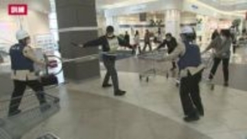 イオンモール盛岡南で不審者訓練　リニューアル後初の実施　刃物を持って暴れる犯人役にさすまたで取り押さえる