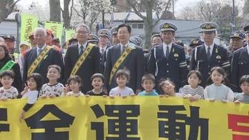 「手を挙げて横断歩道を渡ります」春の全国交通安全運動にあわせて開始式行われる　盛岡市