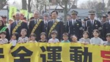 「手を挙げて横断歩道を渡ります」春の全国交通安全運動にあわせて運動の開始を告げる開始式行われる　盛岡市