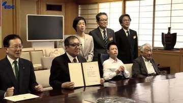 視線入力アプリ開発した岩手県立大の伊藤講師が吉川英治文化賞受賞を知事に報告
