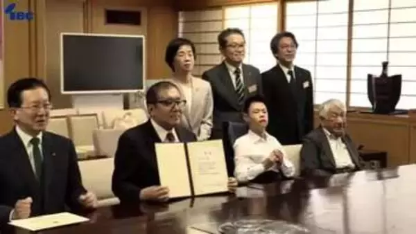視線入力アプリ開発した岩手県立大の伊藤講師が吉川英治文化賞受賞を知事に報告