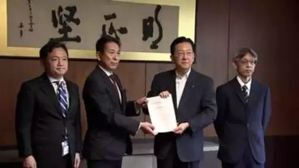 安定的な雇用確保を求め、岩手県や盛岡市などが経営者でつくる団体に要請書を手渡す