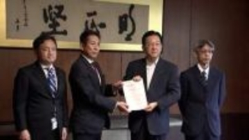 安定的な雇用確保を求め、岩手県や盛岡市などが経営者でつくる団体に要請書を手渡す