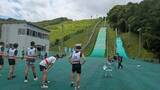 「「思ったより坂が急できつい」スキーのジャンプ台を駆け上がるレース行われる　岩手・八幡平市」の画像1