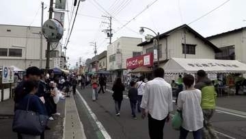 大粒のカキが入った魚介汁に長い列　雫石町よしゃれ通りで元祖軽トラ市　岩手