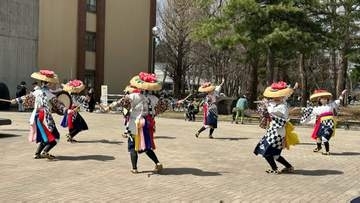 岩手大学の民俗芸能サークルがゲリラライブで「三本柳さんさ踊り」披露　新入生や在校生が足を止めて見入る　盛岡市