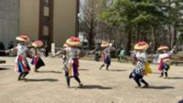 岩手大学の民俗芸能サークルがゲリラライブで「三本柳さんさ踊り」披露　新入生や在校生が足を止めて見入る　盛岡市