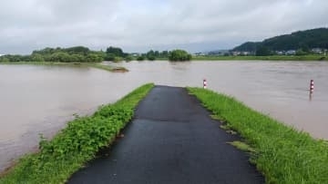 大雨で由利本荘市の石沢川の堤防が一部決壊　緊急安全確保発表　秋田