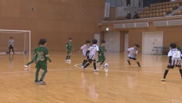 10歳以下のフットサル大会　16チームが出場し熱戦を展開　岩手・一関市