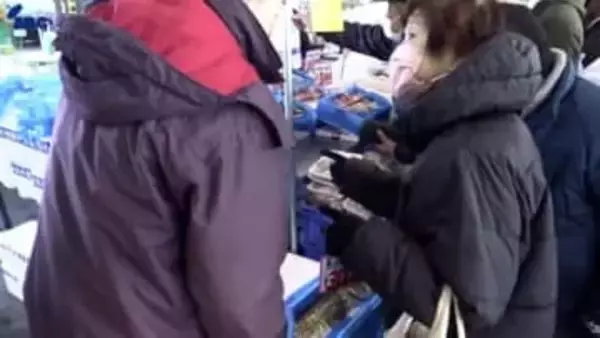 1尾12キロの大物から鱈鍋セットまで　名物「至極の鱈汁」に長い列　宮古真鱈まつり