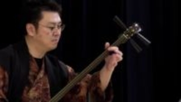 生徒らが力強い伝統的な音色に聞き入る　岩手県大船渡市の中学校で津軽三味線コンサート