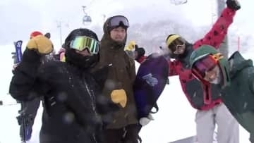 スノーボーダーが感激「パウダーのスプレーきれいに上がる、めっちゃ最高」　夏油高原スキー場オープン　白銀のゲレンデを初滑り　岩手・北上市