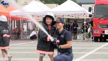 目の前で防災ヘリが人命救助のデモ　消防・防災フェスタ開催　岩手・陸前高田市