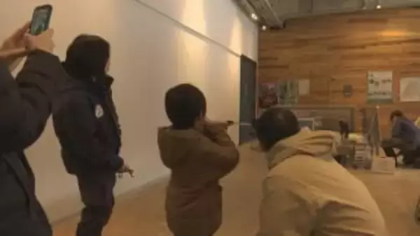 野生動物の捕獲や園内の動物の治療にも使われる「吹き矢」 動物公園の来園者が体験　盛岡市