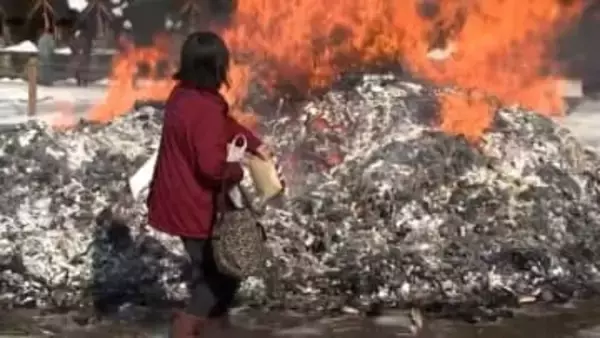 正月飾りやお守りなどを燃やし、無病息災や家内安全などを祈る行事「どんと祭」　盛岡八幡宮で行われる　岩手