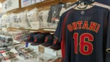 「ネットで売り切れだったのでラッキー！」大谷翔平選手のレプリカユニフォームも販売　花巻空港でＷＢＣ関連商品の限定販売　岩手