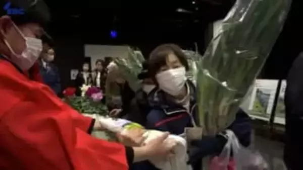 盛農生が栽培した野菜やコメ、花などの割安販売に朝から大行列　盛岡市