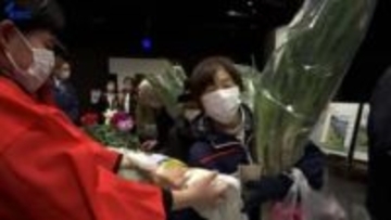 盛農生が栽培した野菜やコメ、花などの割安販売に朝から大行列　盛岡市