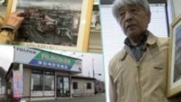 「つなぐつながる～あの日から15年～」①宮古市田老地区で観光客や訪れる人たちに写真を通じて震災当時の様子を伝える男性　岩手