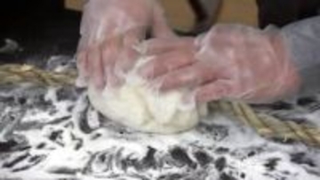 町内会で“ぜにもち” 作り　藁のひもに餅をつけて「一年間お金に困らないように」　38年前から小正月の風習続ける　岩手・盛岡