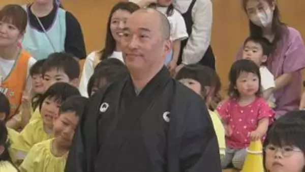 お笑いコンビ「やるせなす」石井康太さん　実は狂言師でもあった⁉　園児向けに体験会　ユーモラスな指導に子どもたちが歓声　岩手・奥州市