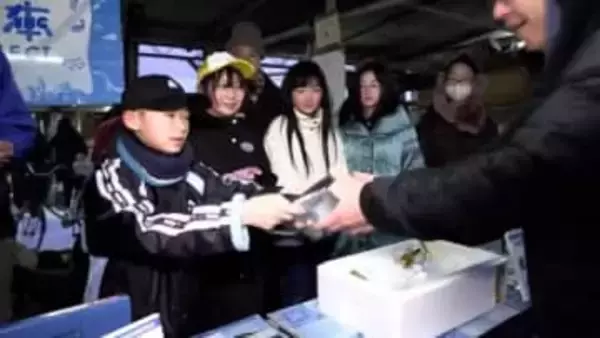 年の瀬の神子田朝市　漁港内に移して育てた瓶詰の生ウニ販売を小学生が体験