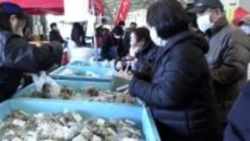 鮮魚の詰め放題や限定400食のカキ汁に行列「山田のカキと産直まつり」