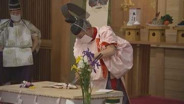 伝統的な流儀で手を触れずに鯛をさばく　盛岡八幡宮で料理技術の向上を願い「包丁式」行われる　盛岡市