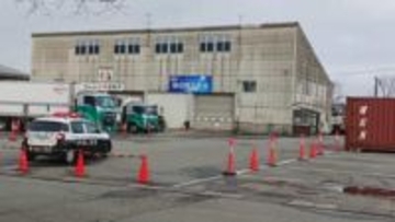 秋田市の中央卸売市場の倉庫にクマ居座りか　従業員は避難　クマがいるかも含めて状況を注視