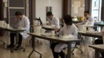 この冬に仕込まれた岩手県内の日本酒を審査　春の新酒鑑評会行われる　岩手