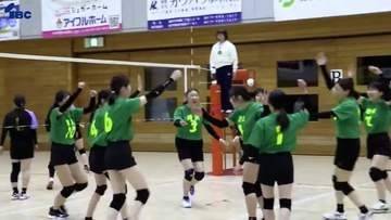 34チームが熱戦を展開　恒例のママさんバレーボール大会が開幕　19日に8チームによるトーナメントで頂点競う　岩手・滝沢市