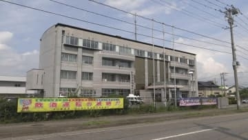 歩道のない直線道路で傘を差して歩いていた26歳男性　後ろから来た車にはねられ死亡　警察は運転していた40代男性に話を聞き原因を捜査　岩手・北上市