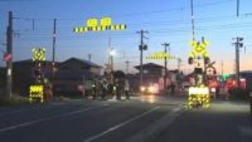 女性が歩いて踏切に進入か　列車にはねられ死亡　警察が身元確認を進める　岩手・奥州市