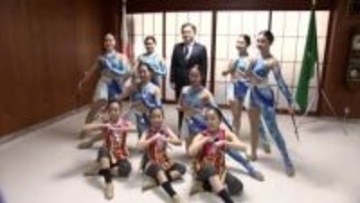 笑顔で可憐なバトンチーム「全力で楽しんで演技したい」　全国大会に向けて盛岡市長を表敬訪問